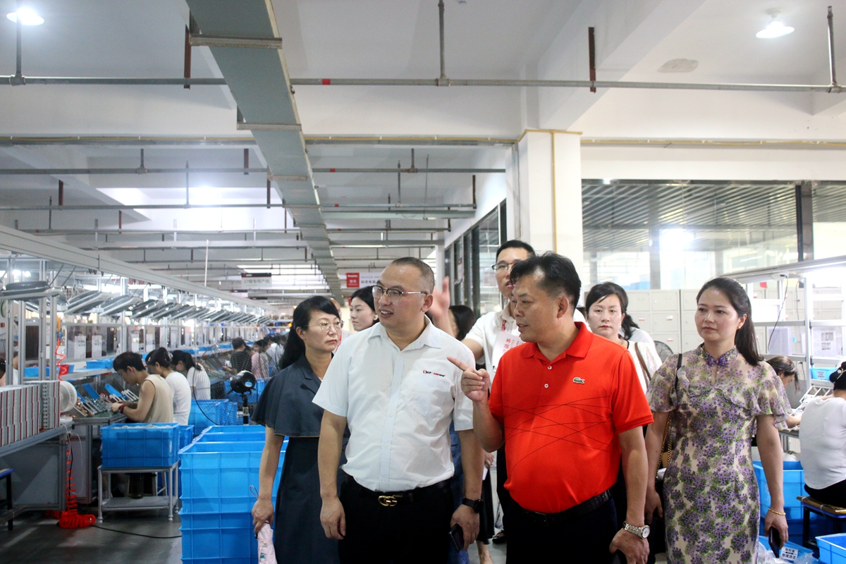 2、客人走访圣普电气事业部.JPG