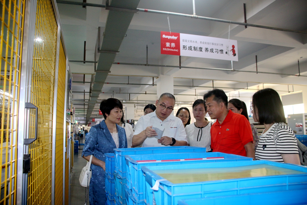 3、赵总向客户介绍费控开关产品.JPG