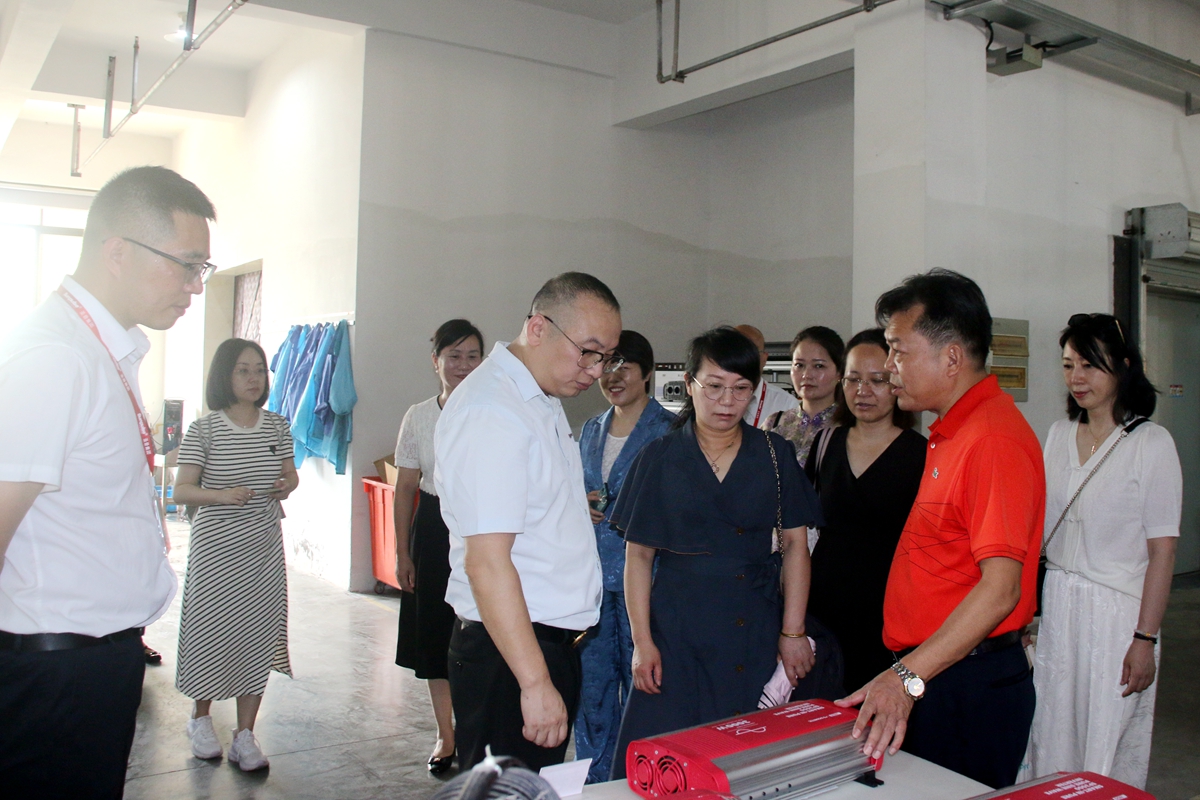 5、客人主动了解逆变器产品.JPG