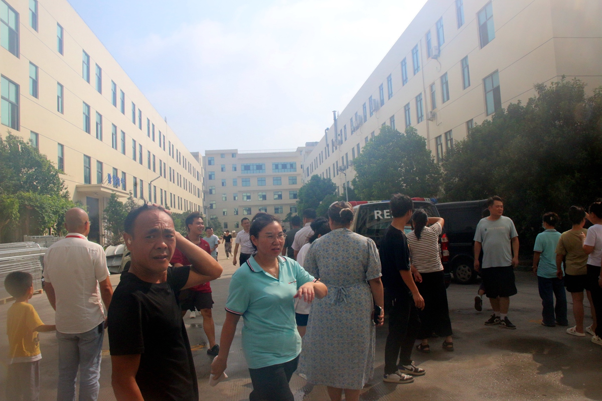图片2：全体员工快速从“火灾”现场顺利撤出.JPG