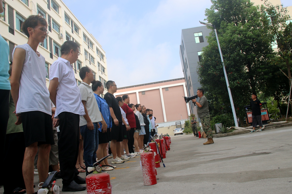 图片4：专业教官现场讲解逃生理念与技巧.JPG